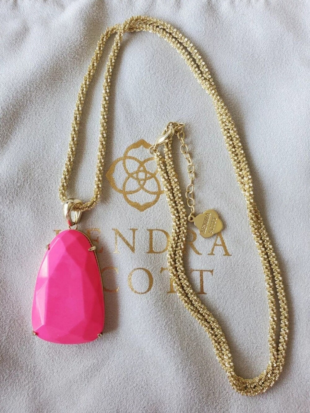 Kendra Scott Sandra Pendant Necklace in Hot Pink Magnesite